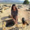 μελαχρινή κοπέλα με λυκόσκυλο-σκύλο οδηγό σε αρχαιολογικό χώρο