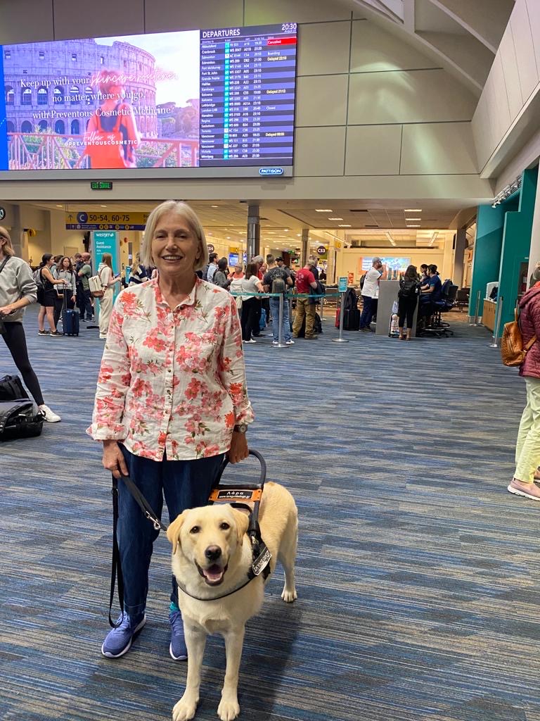 Η Λιάνα στο αεροδρόμιο με τον σκύλο οδηγό της.